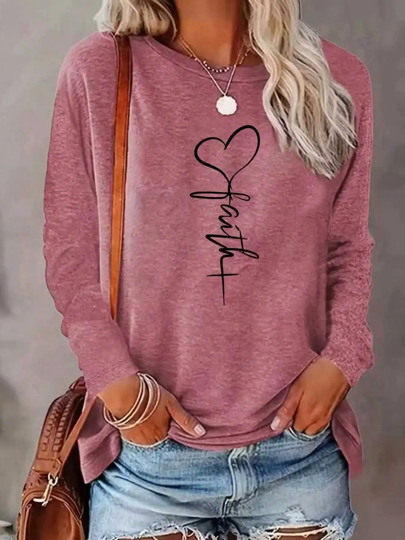 Camiseta de punto de poliéster de manga larga para mujer, cuello redondo, holgada, elegante, de color liso, con estampado de corazones, moda de otoño e invierno