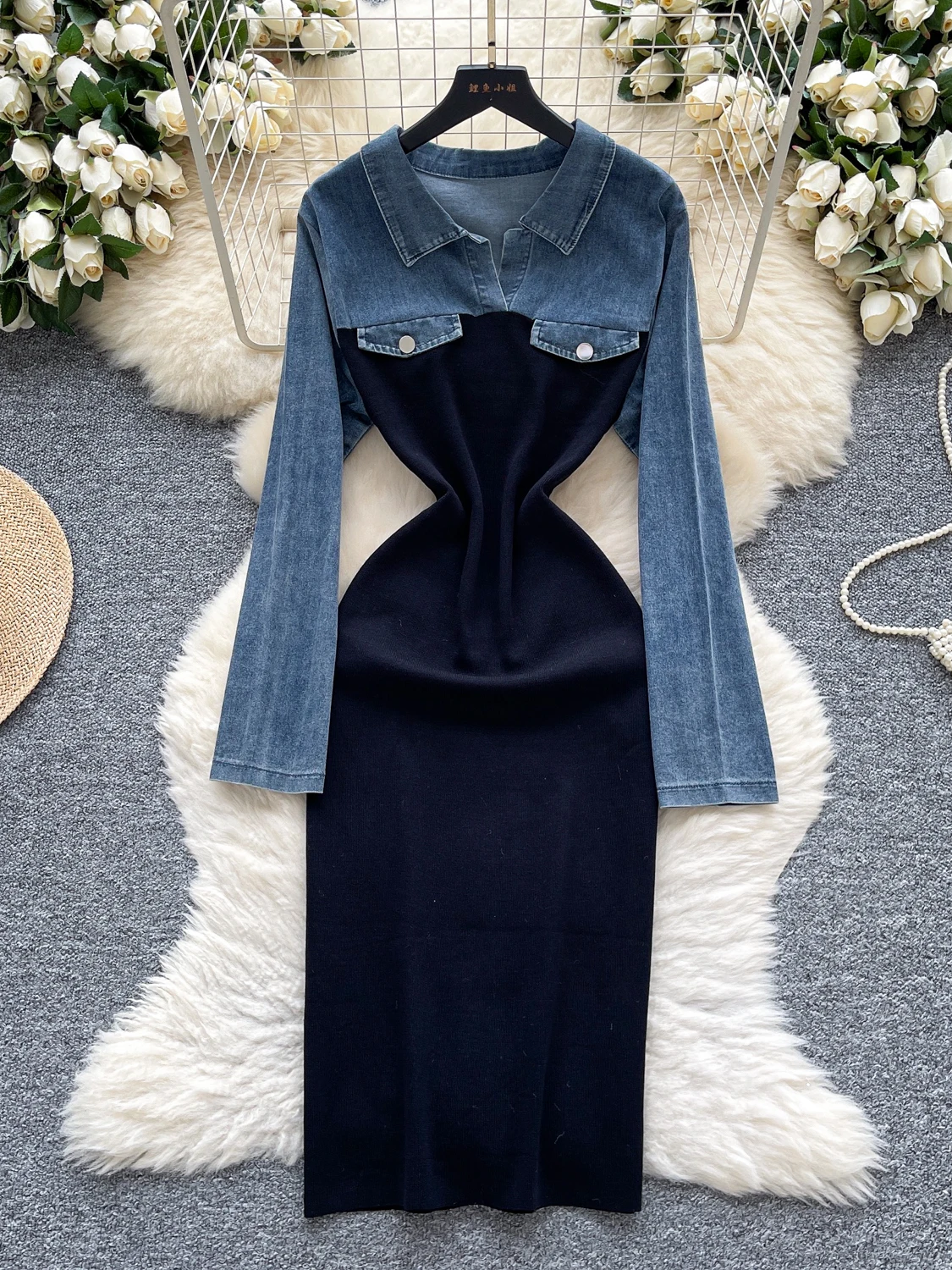 فستان محبوك بأكمام طويلة بتصميم أنيق وجريء للنساء، فستان خريفي طويل بياقة مقلوبة وتطريز دينيم، يمنح مظهراً نحيفاً وجميلاً