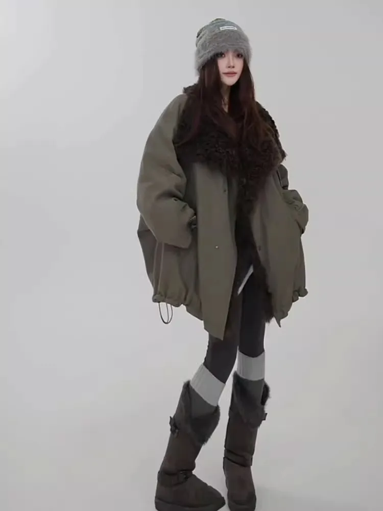 

Большие размеры, хлопковый тюнер средней длины с меховым воротником в стиле ретро, женский зимний свободный универсальный утягивающий новый кожаный мех, интегрированный ...