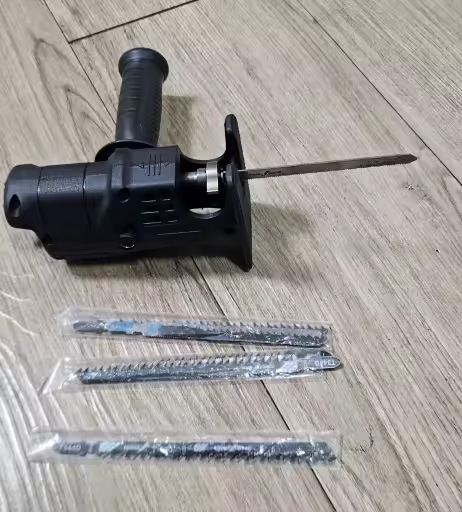 Cliente mostrando el adaptador de sierra FORGEX™