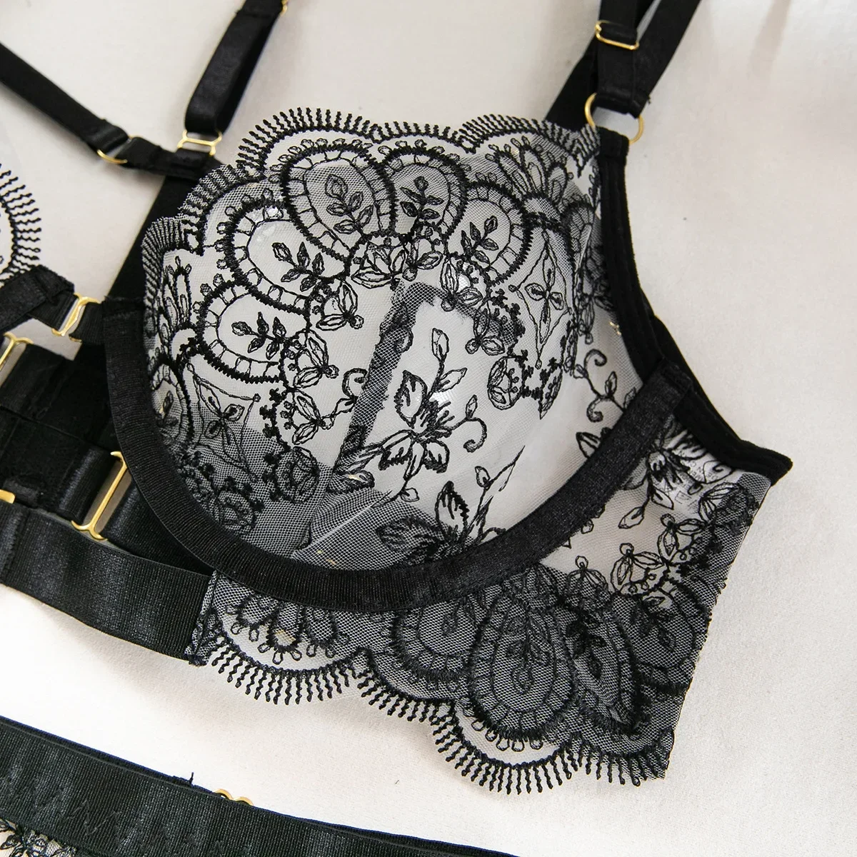 Nova moda indústria pesada conjunto de lingerie bordada com fivela de metal perspectiva sexy feminina botão aberto frontal conjunto de cinco peças