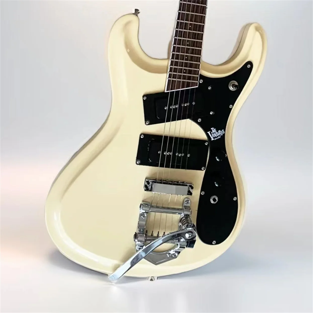 Custom Made Mosrite The Ventures 1965 Model Pearl White Electric Guitar B500 Tremolo Birdge China Made Guitars