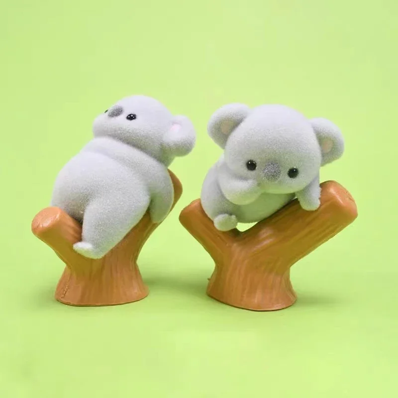 귀엽고 깜찍한 플로키 코알라 아기 나무에 등반하고 좌식으로 앉아서 당신을 바라보는 수면 동물 피규어, Yell 캡슐 토이