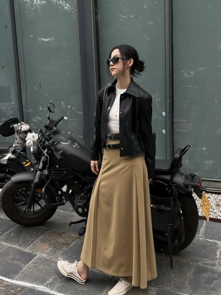 In The Early Autumn of 2022, New Black Metal Button Lapel Customized Short Jacket Leather Jacket Women