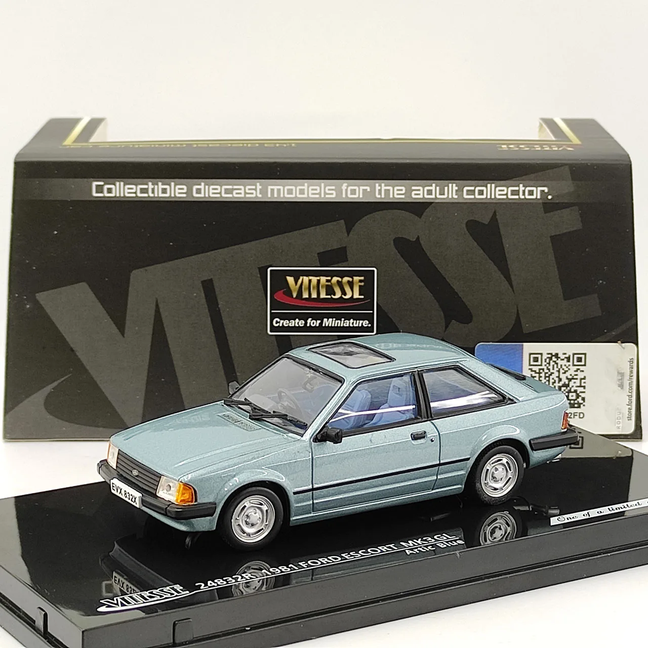صندوق عيب سطح الطلاء المتشقق بمقياس 1:43 1981 موديل سيارة Ford Escort MK3 GL مصنوع من خليط معدني
