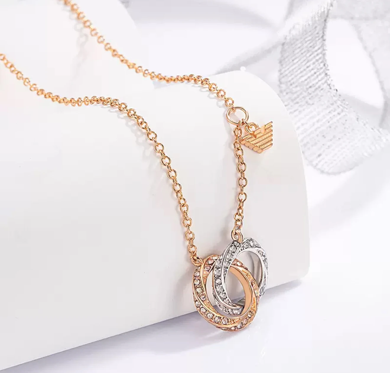 

The 2025 new bestseller empor arma Nimobius necklace for women features interlocking rings and color options, exuding a fashiona