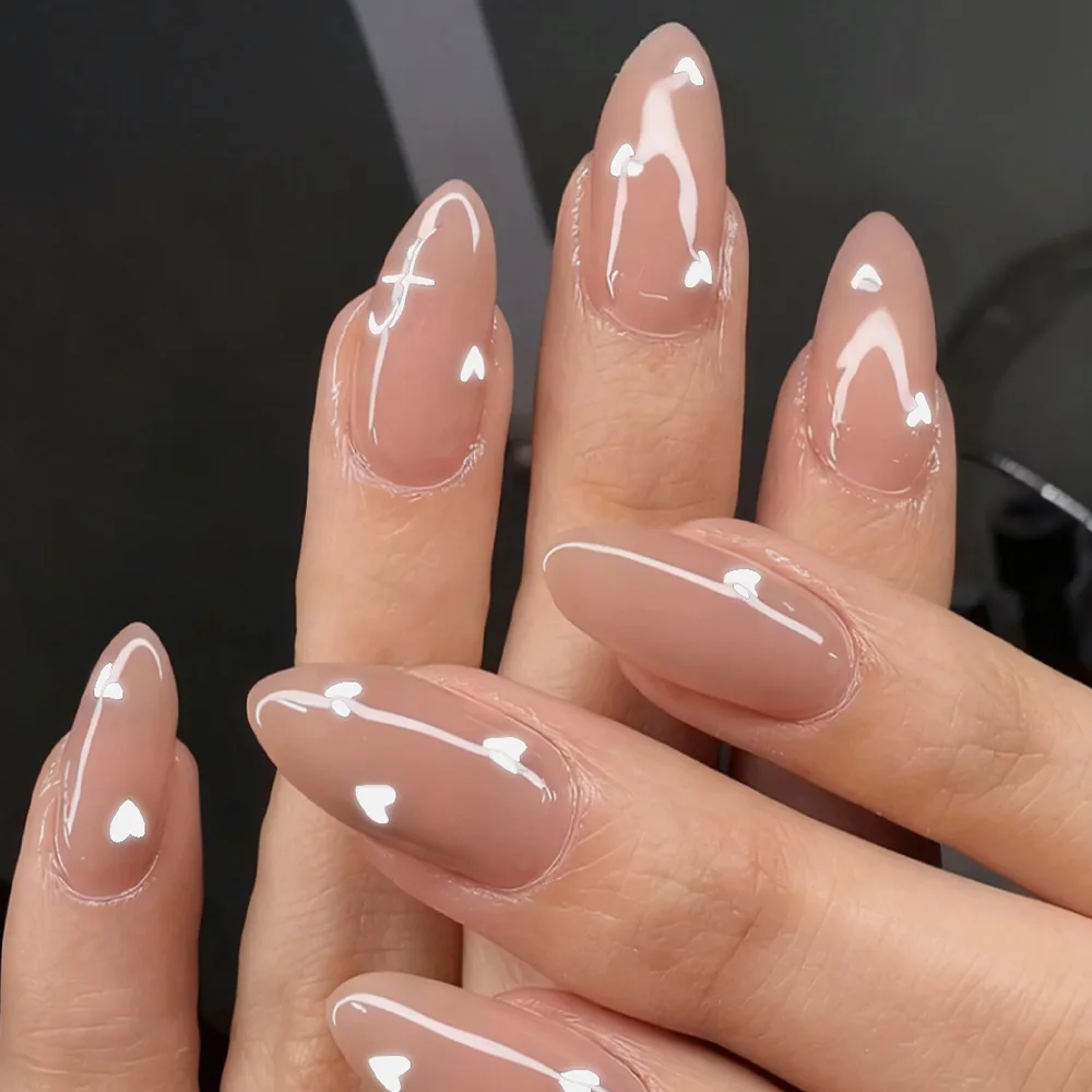 أظافر صناعية متوسطة اللوز باللون البيج مع تصميمات قلب وأحرف قلب وأسود وأحرف لعيد الحب اضغط على مجموعة فن الأظافر الزائفة