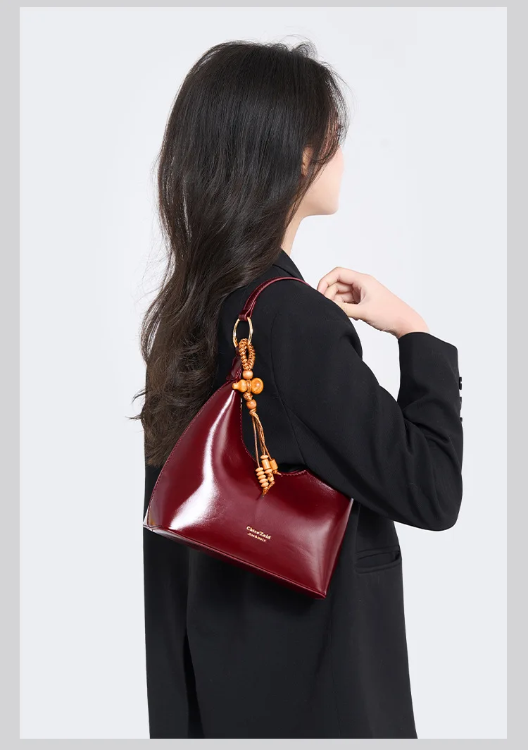 

Fashion Forward Diaper Bag For Women Large Capacity Leather Tote Elegant Designer Commuter Minimalist Vintage Shoulder Bag