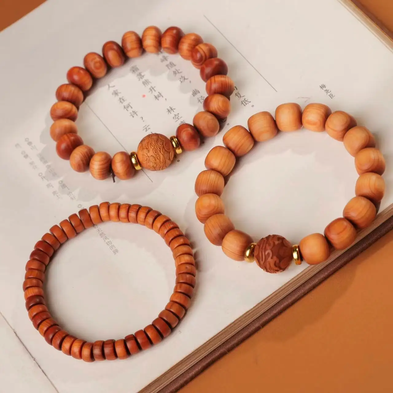 

Taihang Mountain Cliff Cypress Red Oil Aging Material Cloud Pattern Plain Pearl Men's and Women's Bracelet Ethnic Style Jewelry