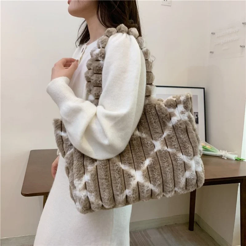 

Stylish Ladies Hand Bag Boasting Paris Classic Details And Timeless Color Palette Made Of Top-Quality Leather With Soft