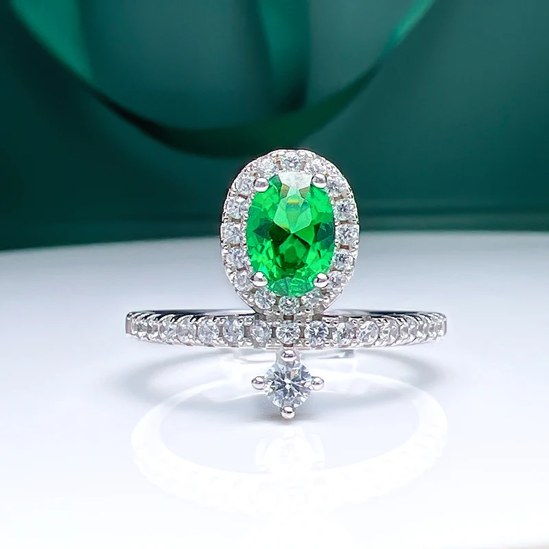 Emerald ring with a light luxury and high-end feel, Shaffley green ins, compact and exquisite, exuding a socialite's temperament