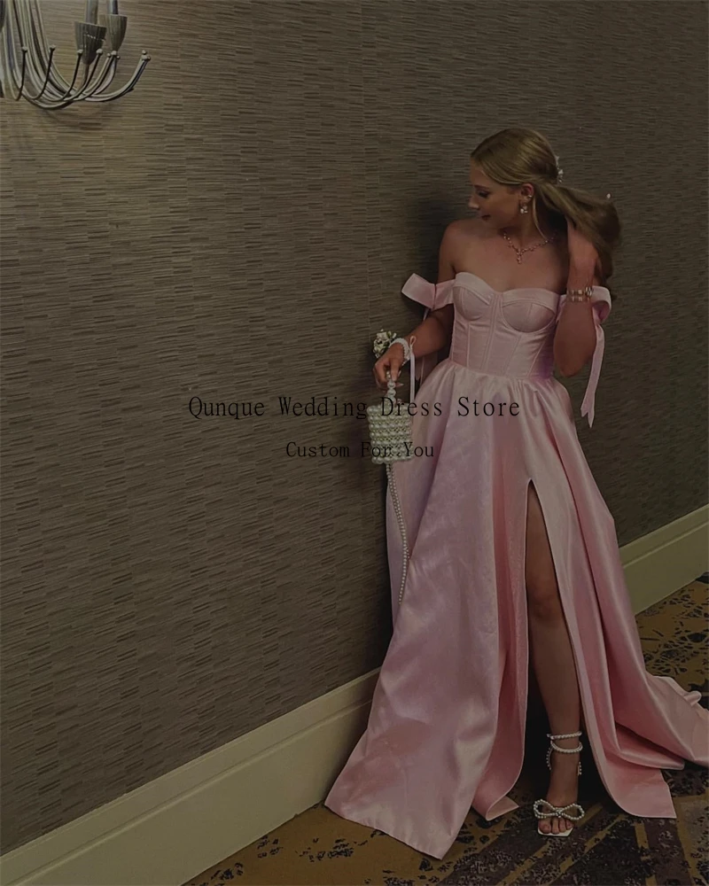 فساتين سهرة أنيقة من الساتان الوردي من Qunque بدون أكتاف وأكمام قصيرة من فيستدوس دي فييستا مع شق فيونكات فستان رسمي مخصص