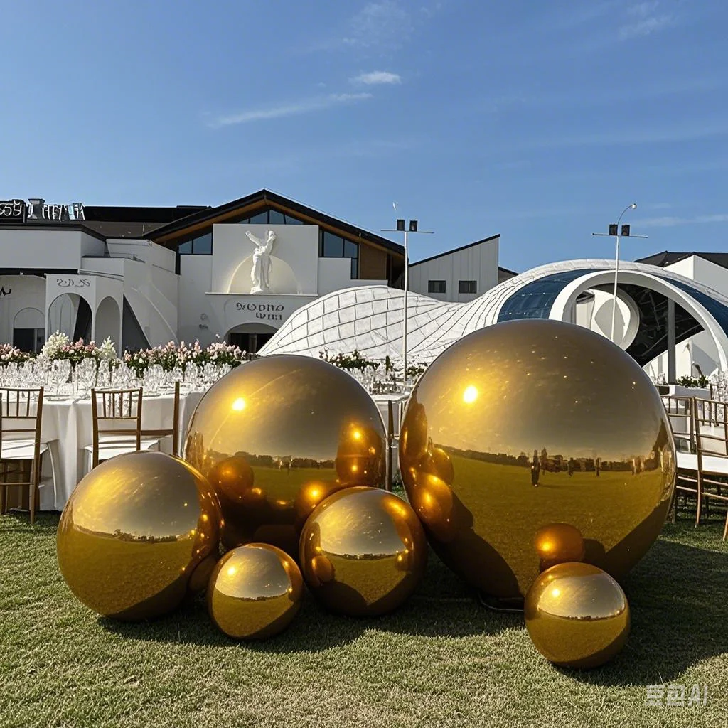 

Inflatable Mirror Balls Set-6pcs Shiny Gold Balls Airtight Giant Mirror Balloon Large PVC Sealed Sphere for Events & Stage Party