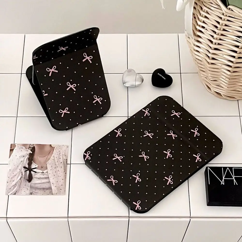 Pu-Leder-Desktop-Standspiegel, rosa Schleife, kompakter Kosmetikspiegel, zusammenklappbarer Make-up-Spiegel, leicht, leicht zu tragender Kosmetikspiegel