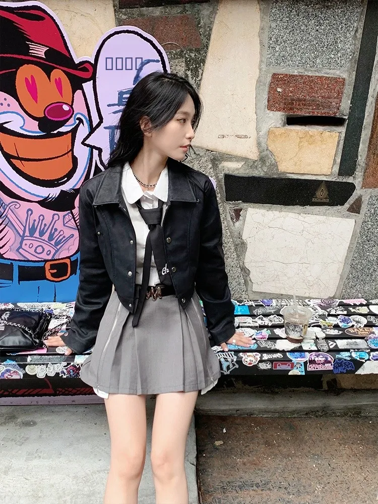 Jaqueta Feminina de Couro Preta Curta 2025 Nova Coleção Outono com Gola Virada, Estilo Motociclista, Corta-Vento, Versátil e Modeladora