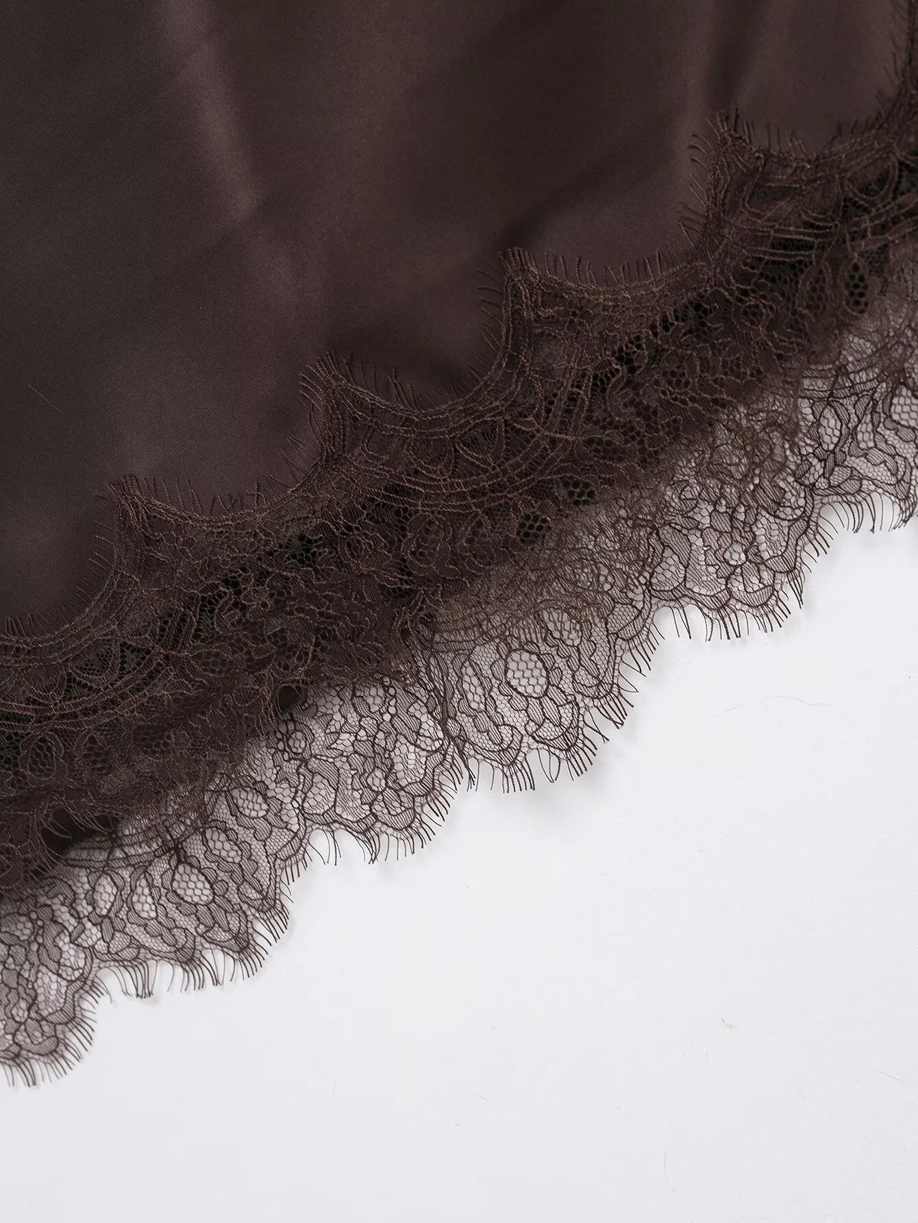 Estilo europeo y americano 2025 invierno nuevo vestido de textura satinada con detalle de encaje asimétrico con tirantes y cuello en V para mujer