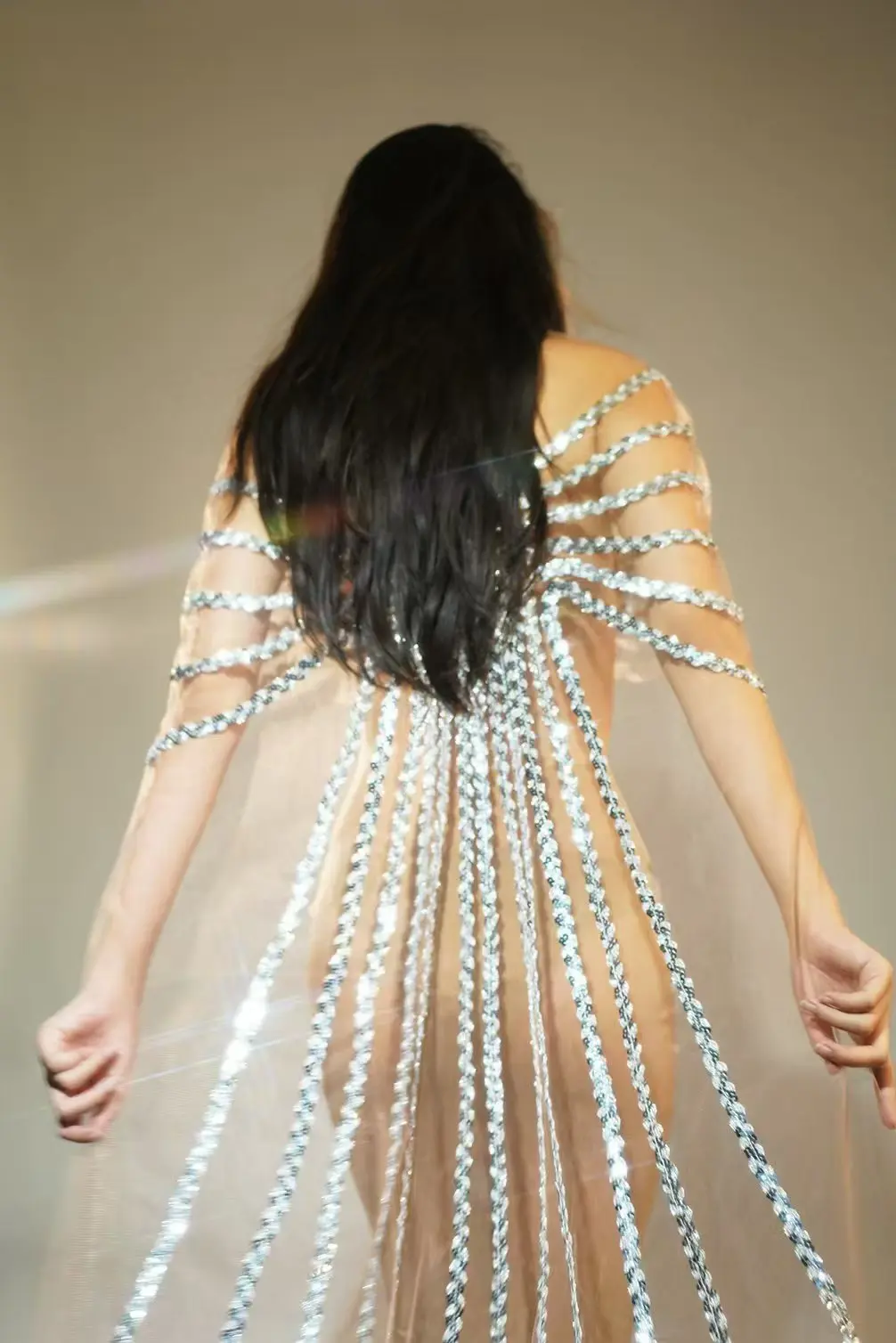 Sparkly Silver Sequins เสื้อคลุมชุดยาว SHEER ตาข่ายฉลองวันเกิดชุดยาวถ่ายภาพนักร้องแสดงชุดราตรี Shiguang