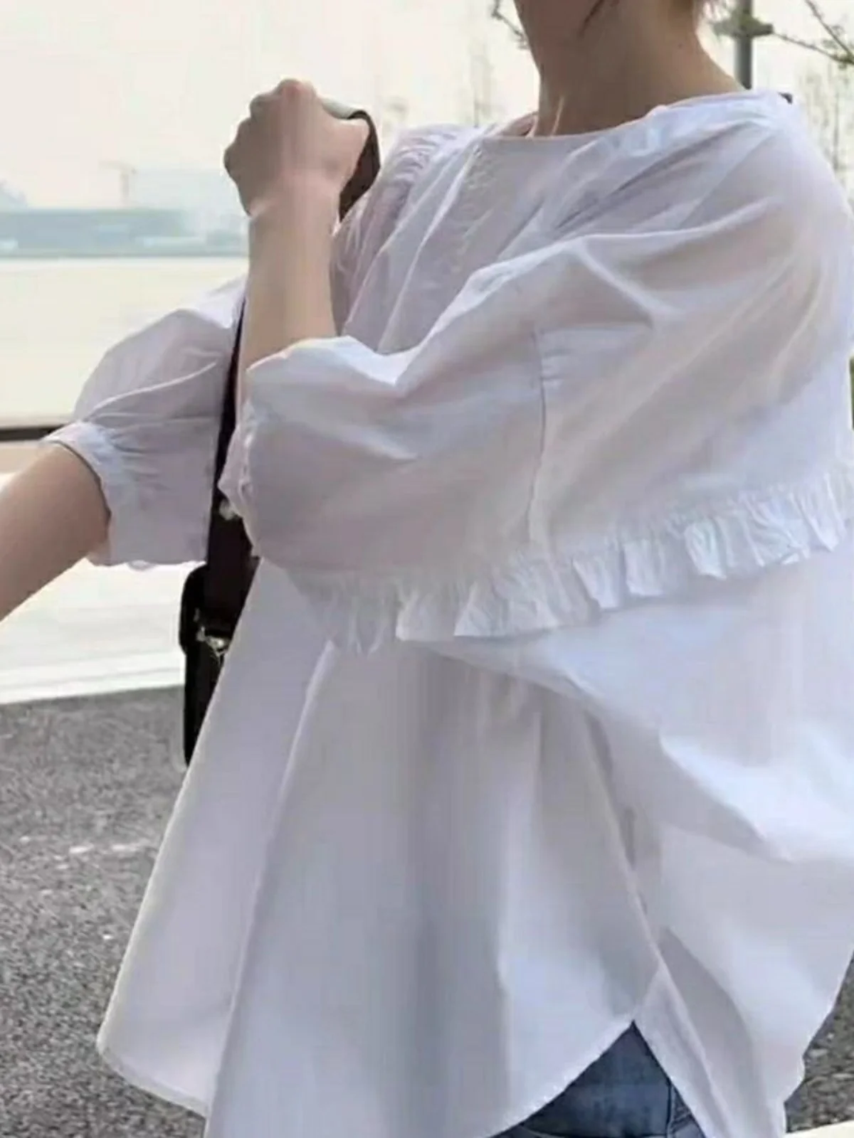 

Белая летняя женская блузка-рубашка 2025 года с оборками, свободного кроя, стройнящая фигуру, в стиле «девочная», для повседневной носки, с рукавами «летучая мышь»