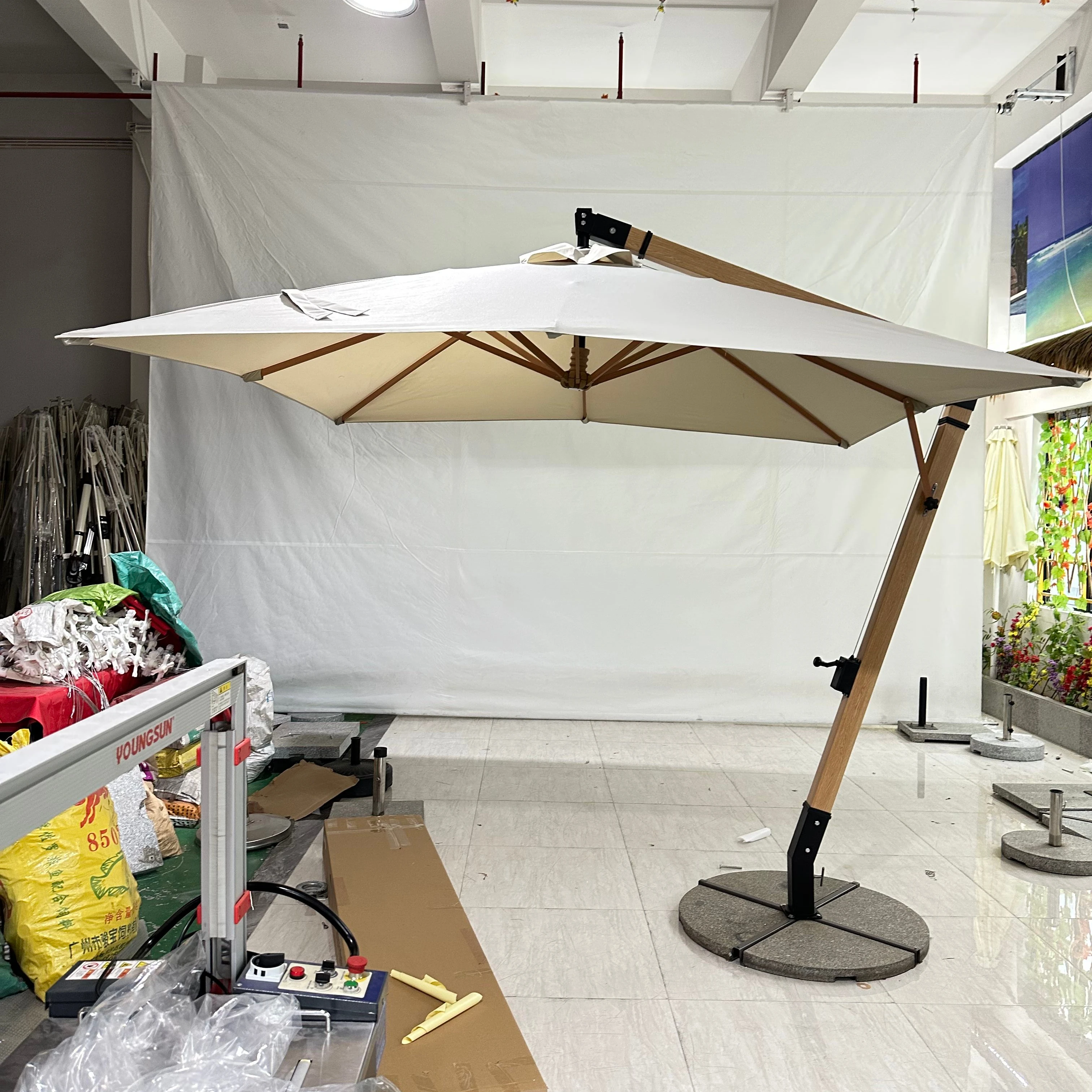 

Lightweight Waterproof Hanging Cantilever Garden Sun Outdoor Beach Patio Umbrella UV Protective for Restaurant Living Room Base