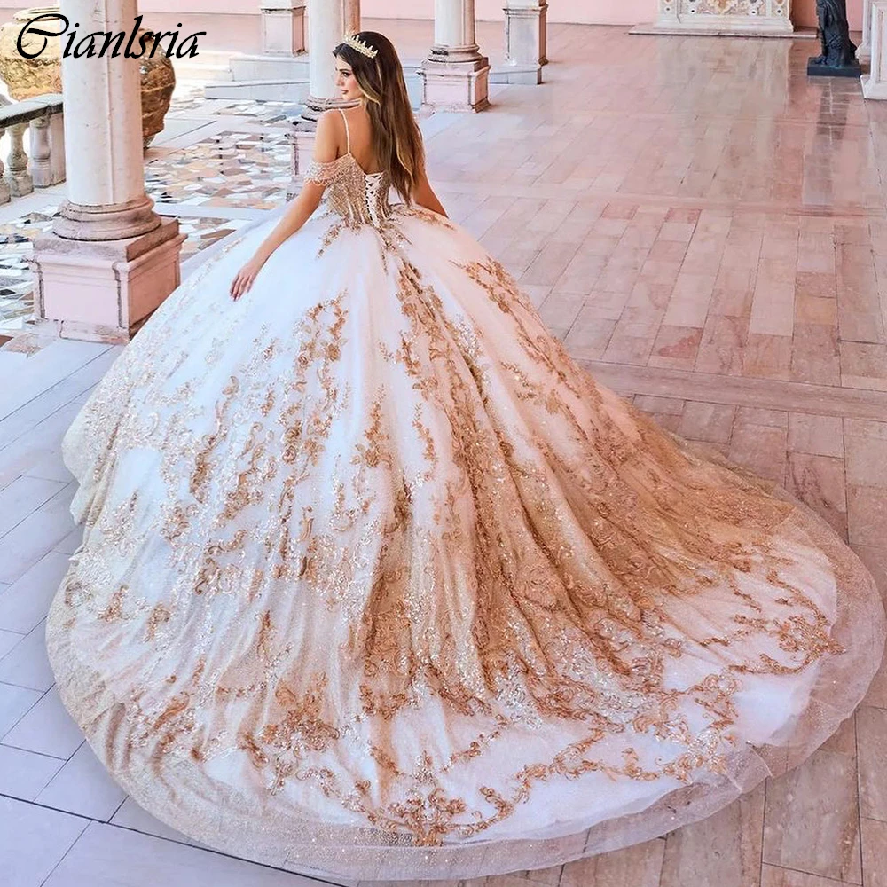 فساتين Quinceanera بشريط سباغيتي شامبانيا ، مزينة بالترتر ، ثوب حفلة دانتيل ، مشد بالخرز كريستالي ، 15 عامًا