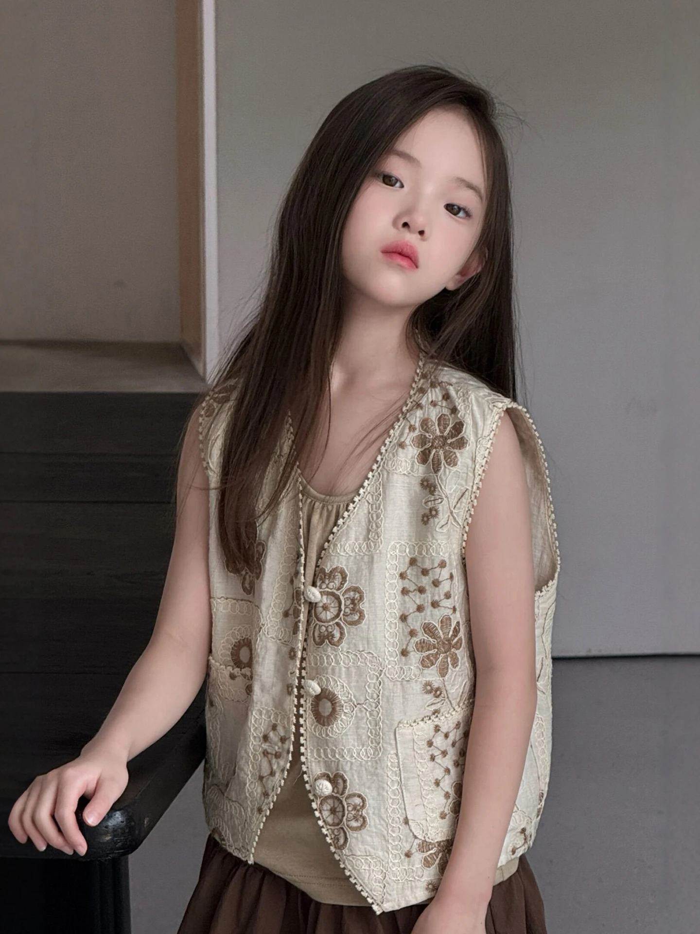

Girls' Summer Embroidered Vest Children's Jacket Sleeveless Fashionable Top Knot Casual Style Standard Fit