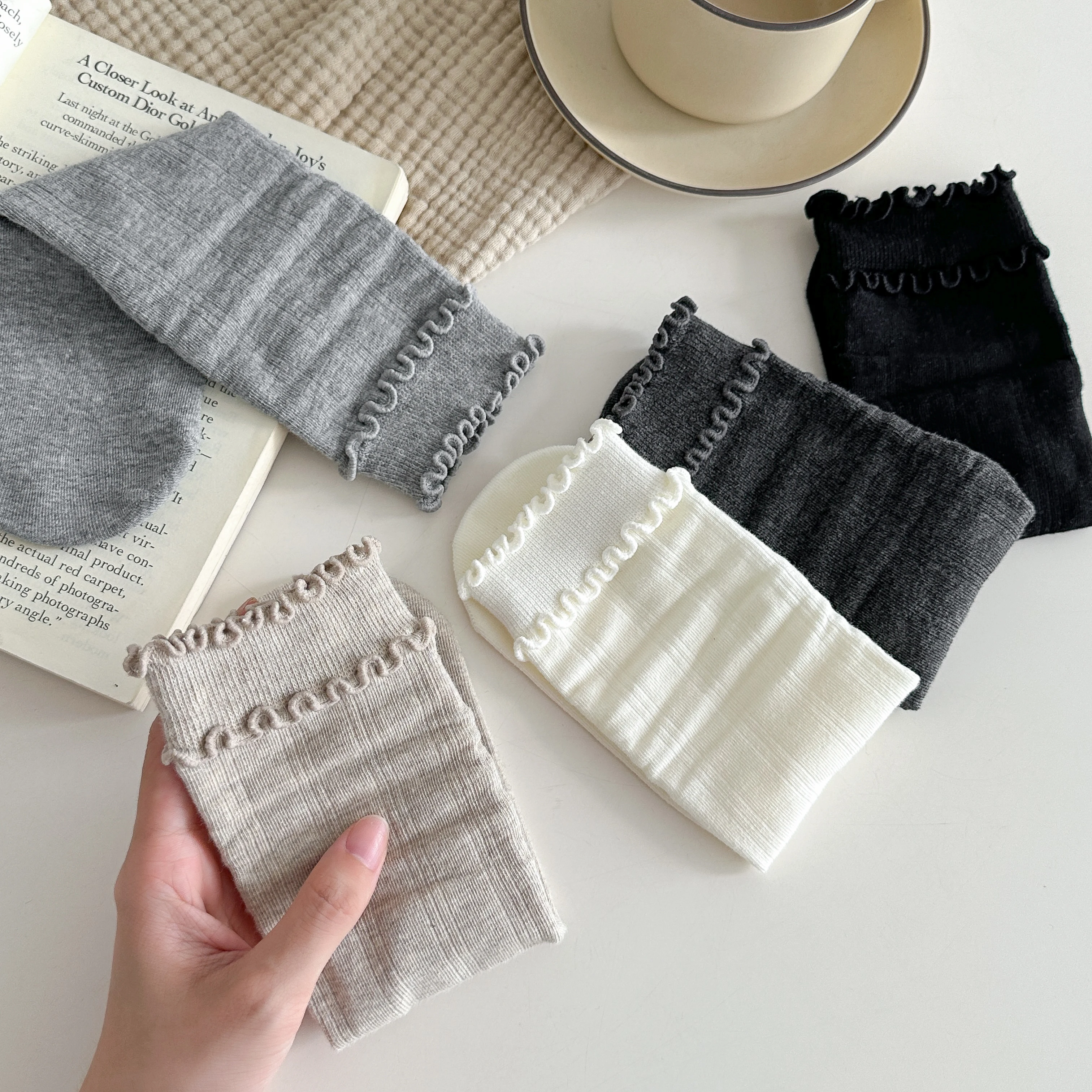 النساء الجوارب الجديدة بلون الحلو اليابانية موضة الجوارب الطويلة الإناث عادية مكشكش العصرية بسيطة الجوارب اليومية تنفس مريح