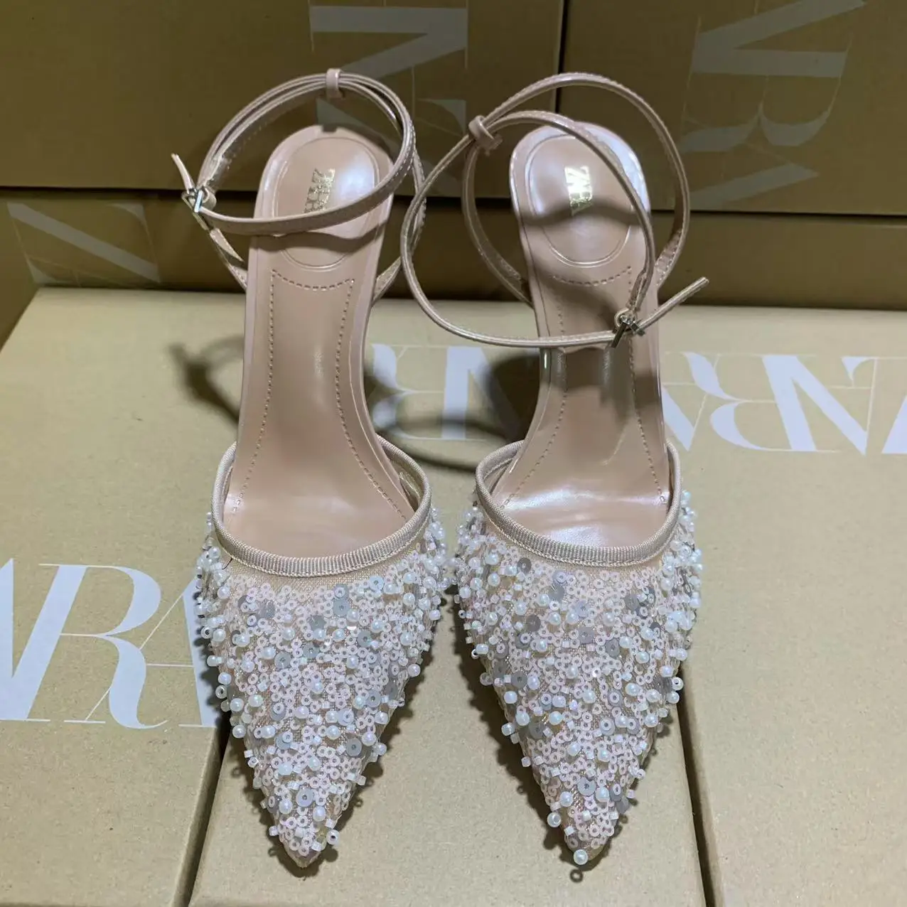 

Туфли-лодочки Bloomsteps 2025: Сексуальные босоножки на шпильке с пайетками, острым носком, Т-образным ремешком и открытым задником, украшенные стразами