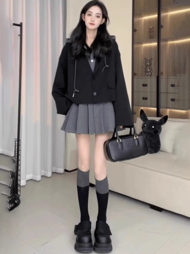 

Повседневный оверсайз-костюм с пэчворком: куртка, свитшот, юбка. Новая весенняя коллекция. Женская модная одежда.