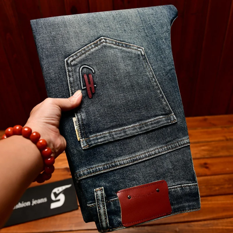 جينز خريفي عالي الجودة للرجال 2025 جديد بقصة ضيقة من قماش الدنيم المطاطي العلامة التجارية العصرية سراويل فاخرة خفيفة مطرزة