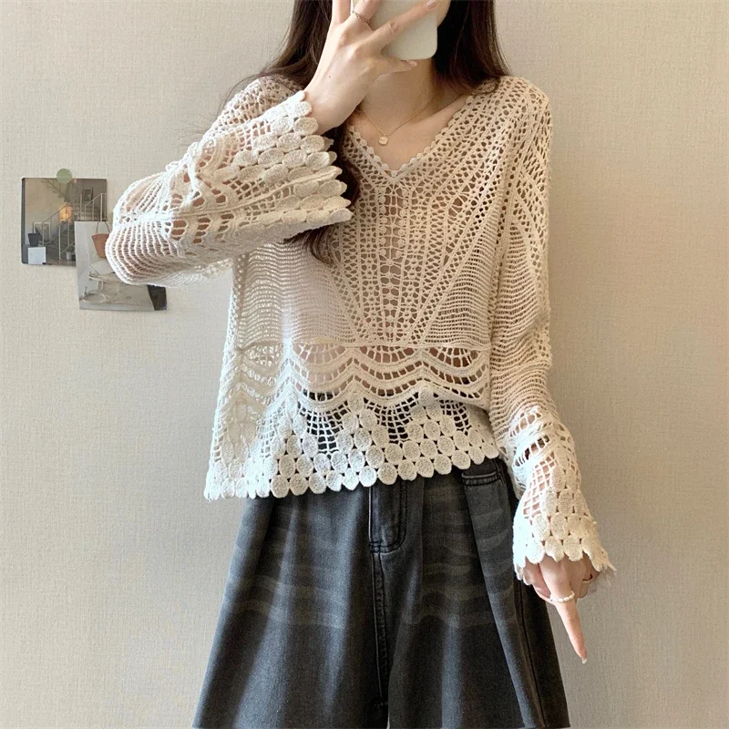 Długi rękaw w stylu boho, szydełkowa bluzka damska z ażurowym wzorem, dekolt w serek, koronkowa bluzka, idealna na wiosnę, lato, wakacje i plażę.