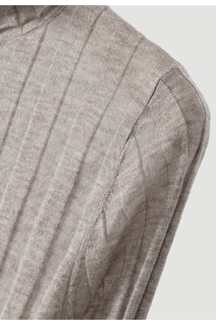 BD3621695 Damen Rollkragenpullover aus Lurex-Wollmischung mit breiten Rippen, langen Ärmeln und Wellensaum, dezenter Luxus für den frühen Herbst. – Detail 19