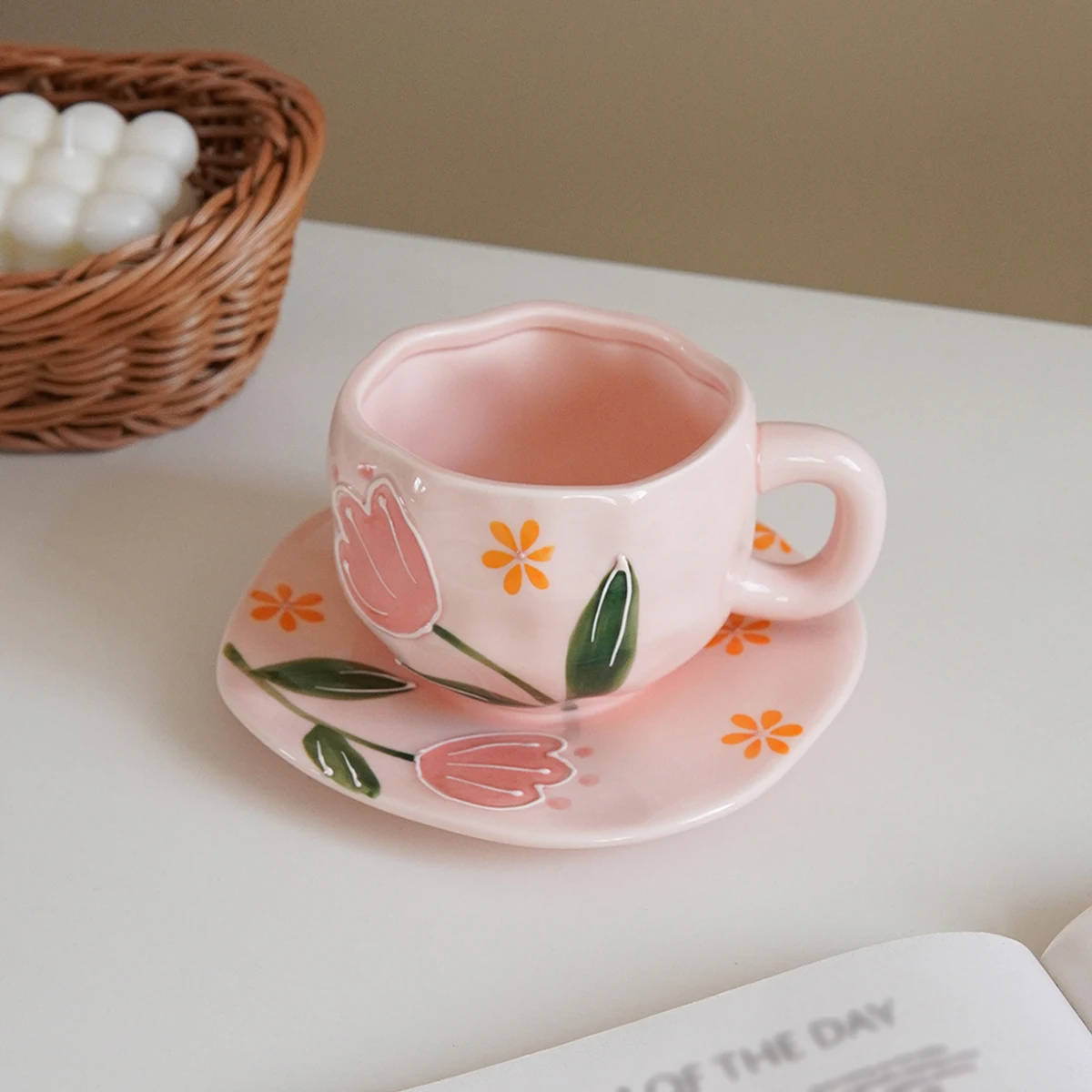 1 Set of Pink Embossed Tulip Ceramic Coffee Cups and Saucers, Hand-Painted Three-Dimensional Ceramic Cups and Saucers, Suitable for Home Decoration, Drinking Water, Party Use, Breakfast Milk Cakes, Afternoon Tea Milk Cups and Bread, Gift Giving