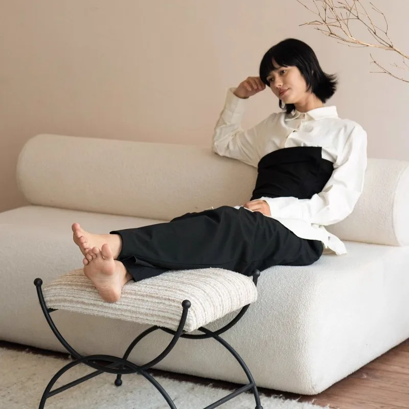 مقعد أحذية منجد معدني فرنسي عتيق، مسند قدم بسيط ومقعد مكياج للمساحات الأنيقة، موبليس للتخزين العثماني