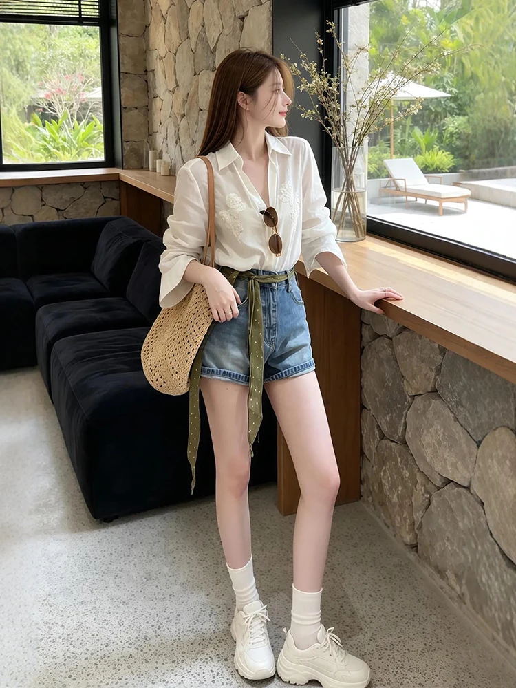

Summer New plus Size Korean Style Lazy Feel Embroidered Shirt And Denim Shorts Set White Top Bottoms Fashionable Women's Ense...