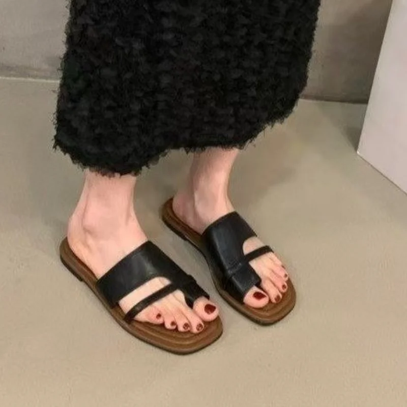 

Новые простые стильные сандалии на плоской подошве, повседневная праздничная уличная одежда, тапочки с закрытым носком, удобная дышащая женская обувь