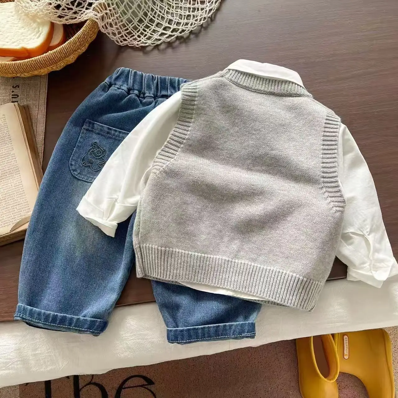 

Children's Set Spring and Autumn 2026 New Style Boys' Baby Sweater Vest Casual Shirt Jeans 3-Piece Set Kids Outfits 80-120cm