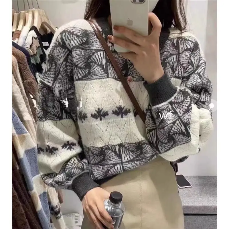 

New Lazy Style Sweater Women's Versatile Retro Maple Leaf Color Blocked Striped Loose Knitted Top