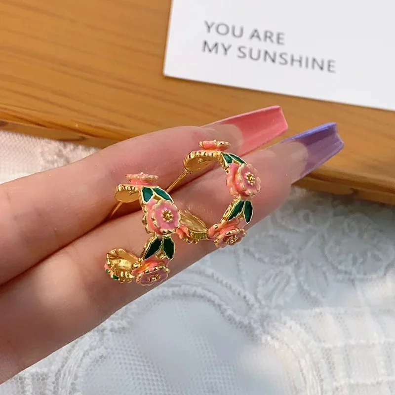 

Oil-dropping Pink Flowers Green Leaves C-shaped Earrings for Women New Fashion Elegant Sweet Romantic Girl Jewelry Birthday Gift