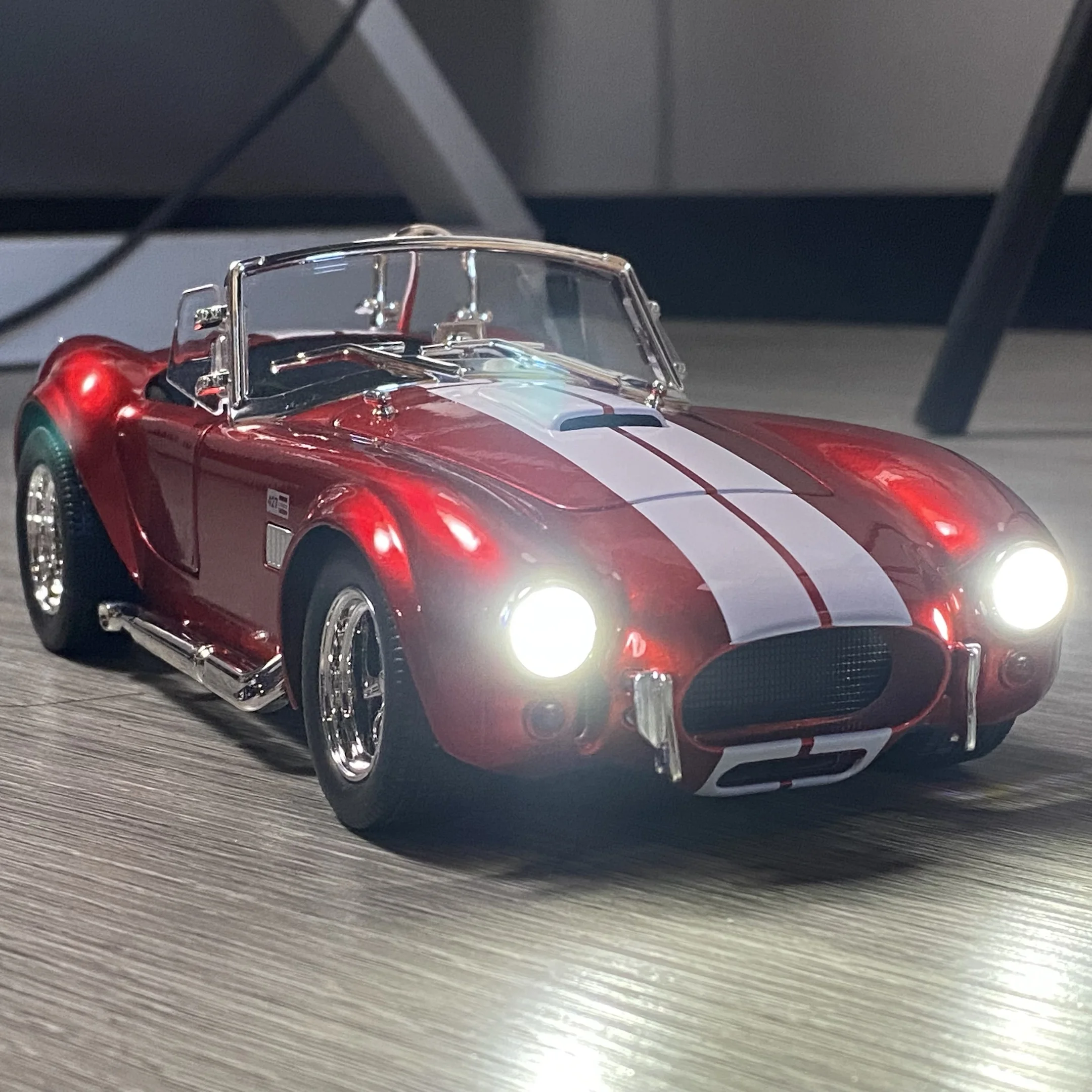 1:24 فورد شيلبي كوبرا 427 رودستر 1965 S/C سبيكة يموت الصب نموذج كلاسيكي سيارة عتيقة الصوت والضوء عيد ميلاد ألعاب أطفال سيارات