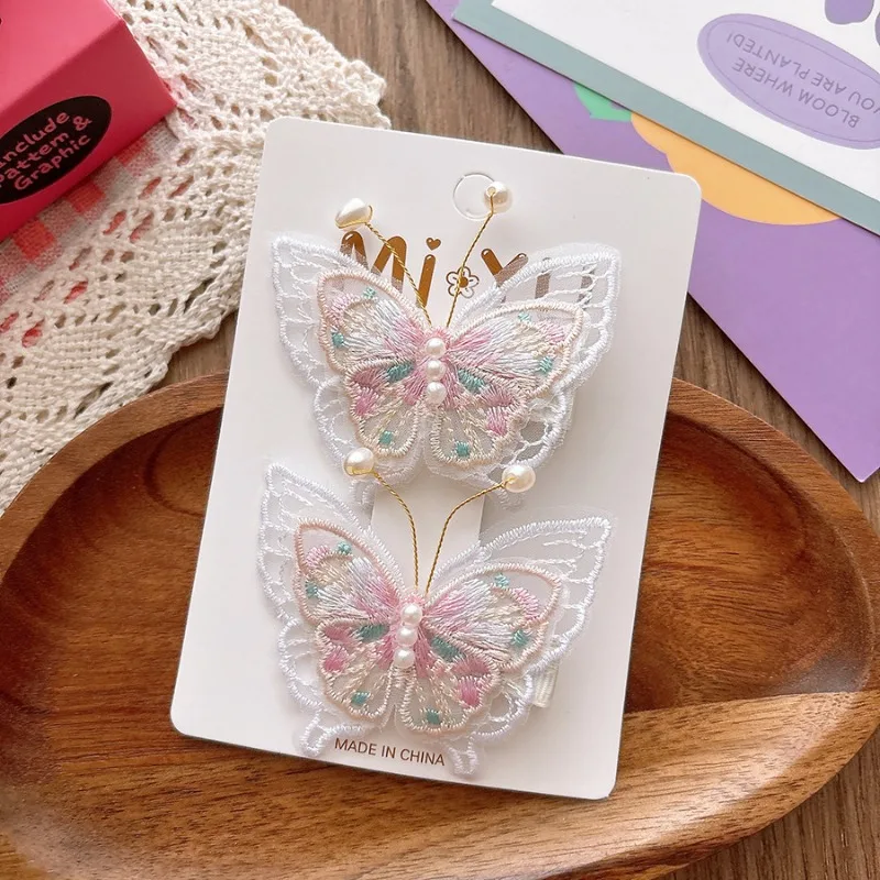 2pcs 소녀 머리핀 진주 나비 자수 어린이 헤어 그립 헤어 클립 바레트 머리 장식 헤어 액세서리 어린이를위한