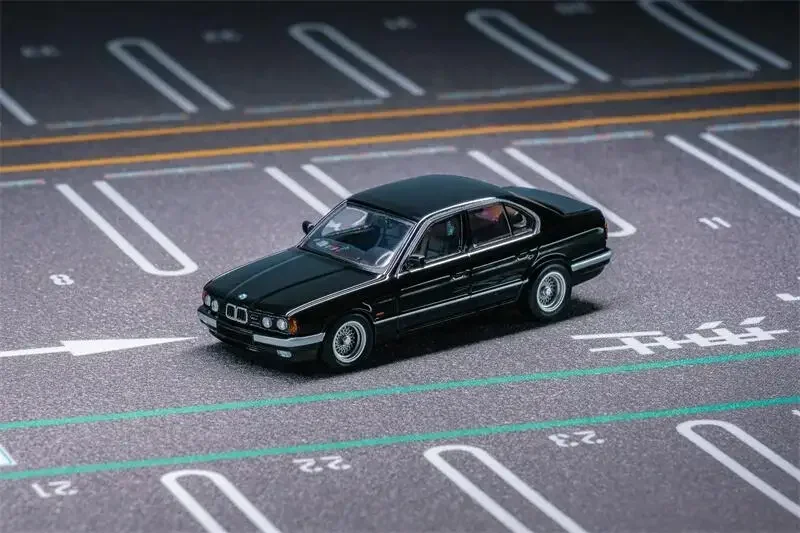 DCM 1:64 E34 5-Series Sedan Black / White / Blue limited500 Diecast Model Car