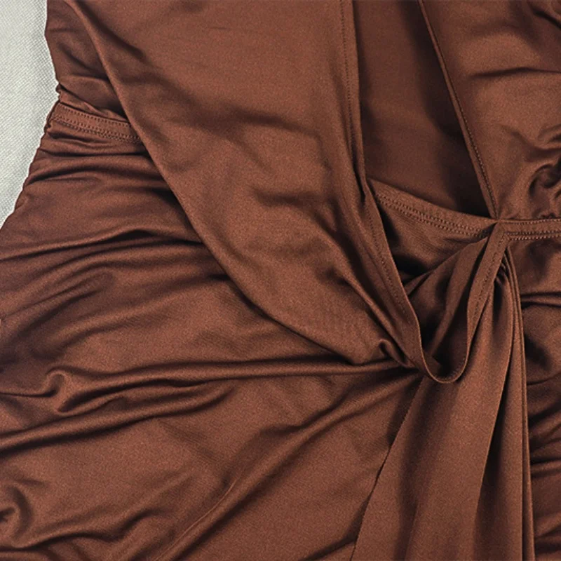 Damen Neckholder One-Shoulder Mini-Kleid mit Cut-Outs, figurbetontes Kleid mit langem Gürtel, gerafftes Wickelkleid, kurzes Party- und Nachtclub-Kleid, Großhandel – Detail 13