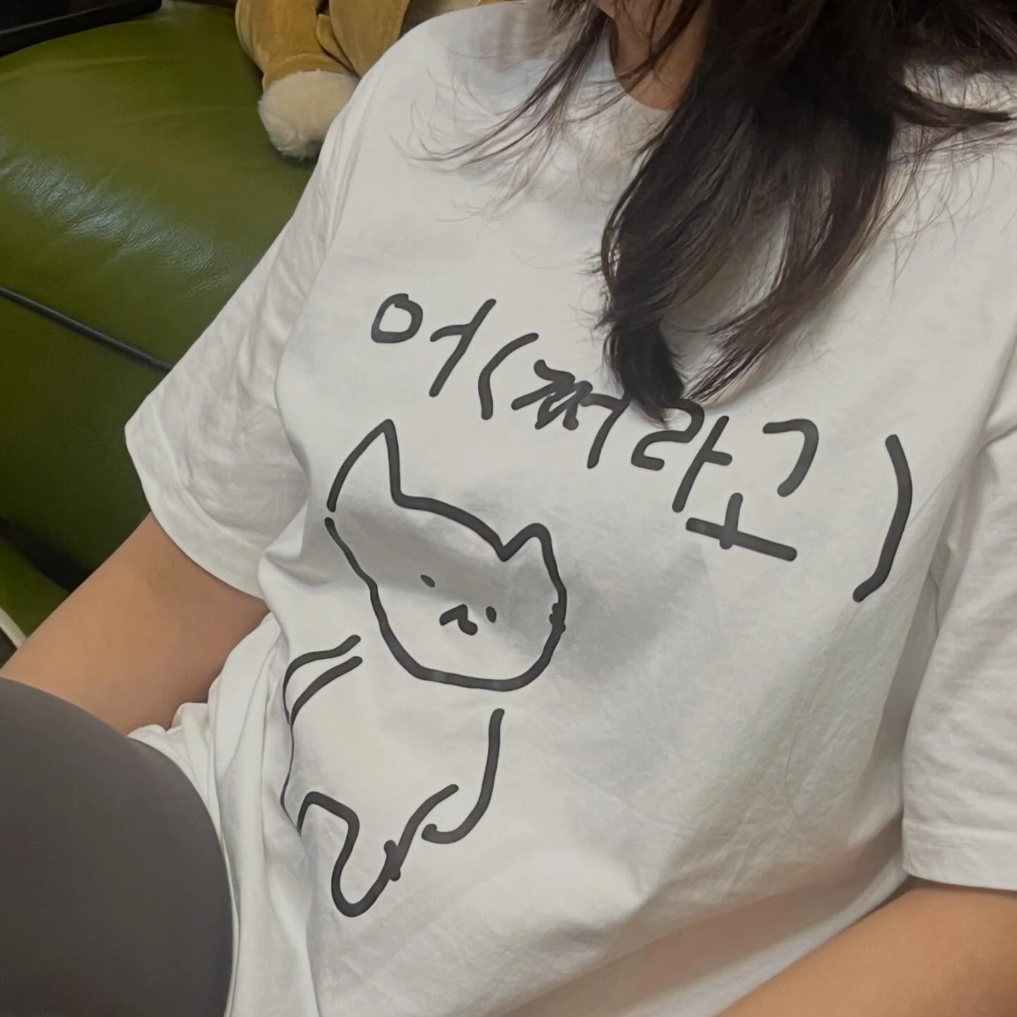 Korean Pants Lifestyle - Damen-T-Shirt mit einer Illustration eines Charakters