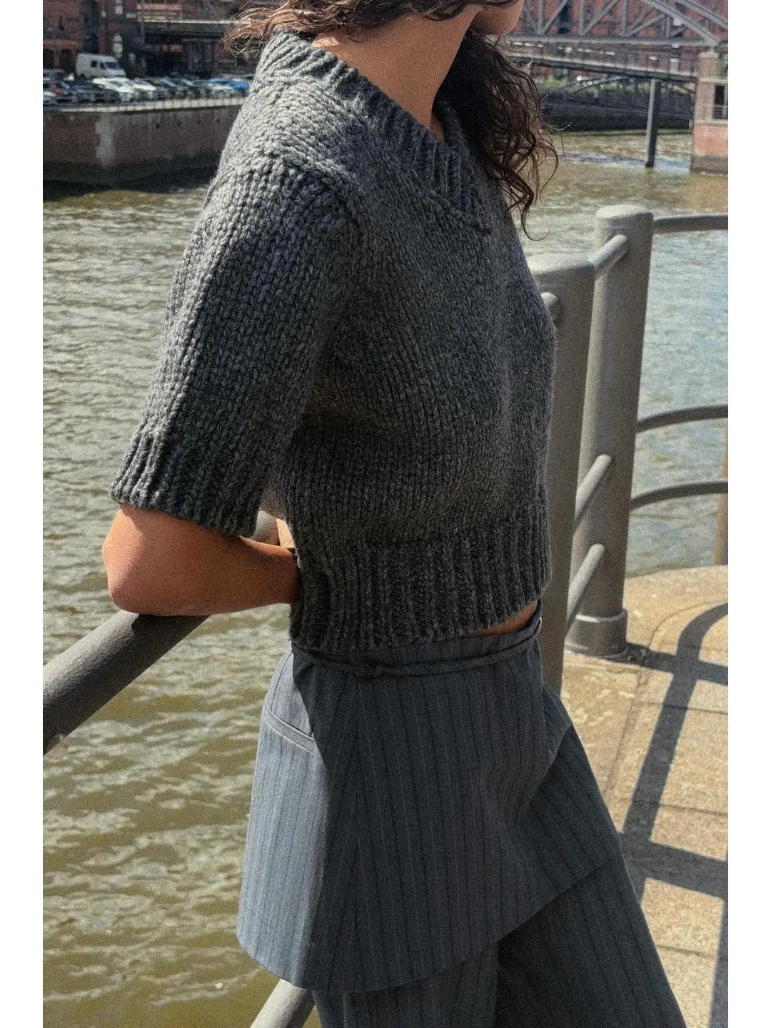 Swobodny sweter z dekoltem w serek, dzianina prążkowana, wczesna jesień, rekreacja, uniwersalny, do pracy, magazyn, długość do połowy uda.