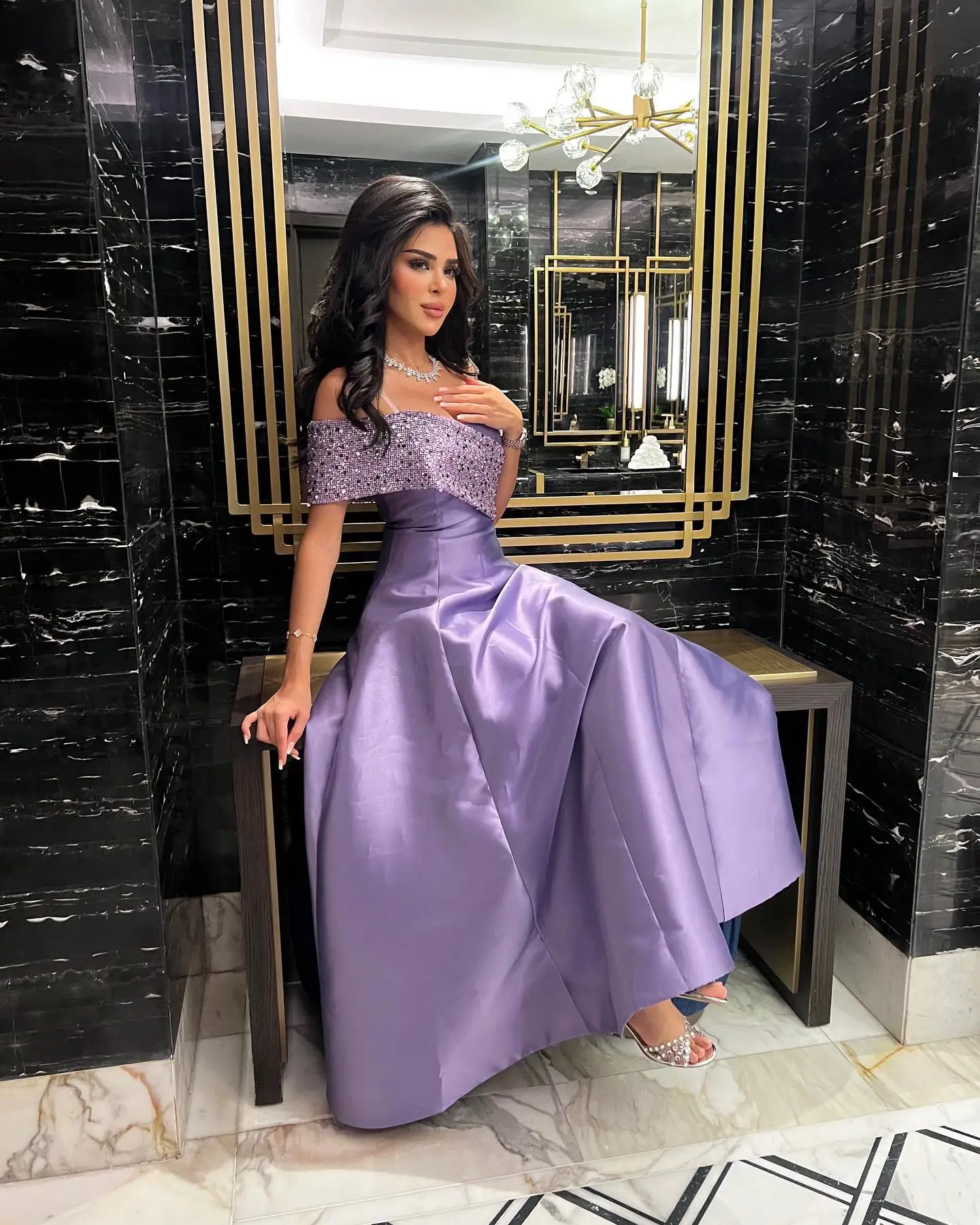 2025 выполненное на заказ атласное вечернее платье трапециевидной формы без бретелек, изысканное вечернее платье без рукавов с открытыми плечами и блестками на молнии сзади