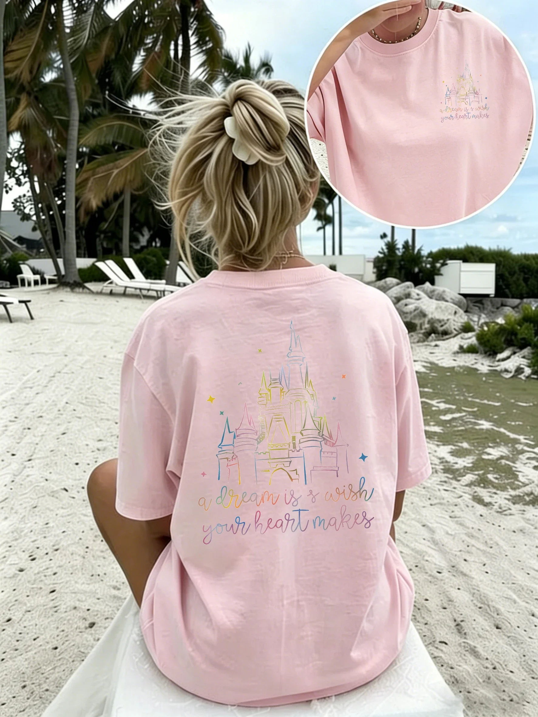 Sommer-T-Shirt für Damen mit Rundhalsausschnitt und kurzen Ärmeln, doppelseitiger Aufdruck „Rainbow Castle“ mit Schriftzug „A Dream Is A Wish Your Heart Makes“ – Detail 3