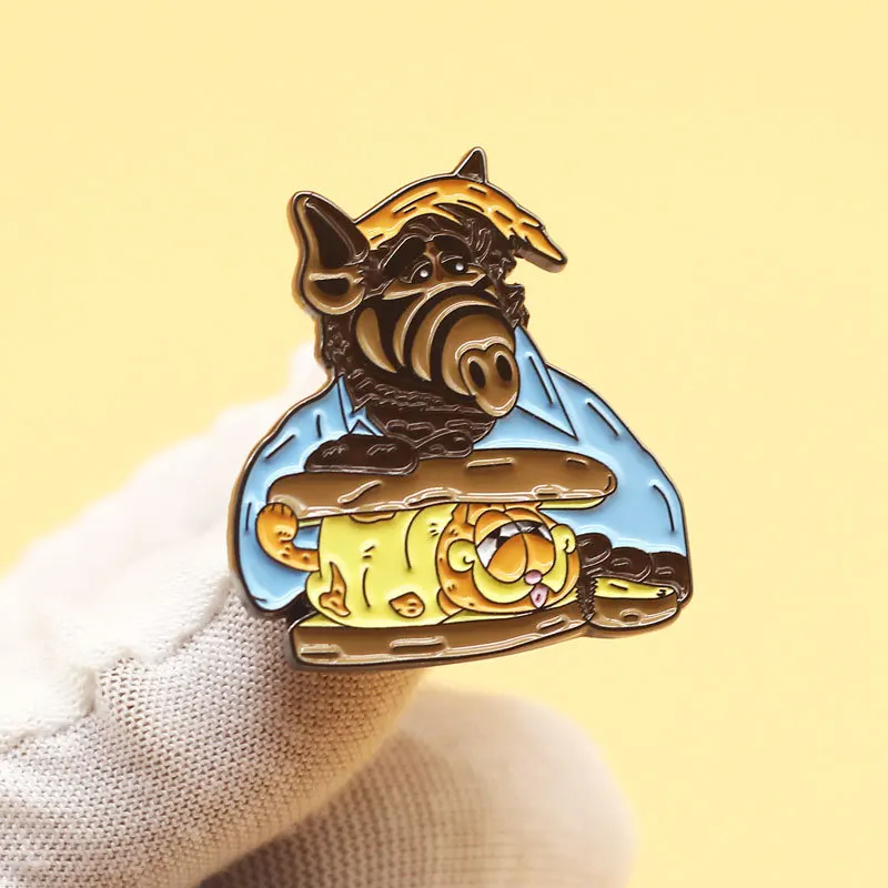 Interesting Alien Love Cat Snack Brooch Metal Enamel Lapel Badge Collect Denim Jacket Backpack Pin Children Fashion Gifts