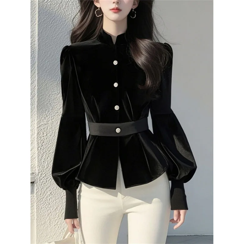 Nowa koreańska bluzka z czarnego aksamitu dla kobiet na wiosnę 2025, niszowy design, szykowna, elegancka, codzienna koszula z podkreśloną talią, gładka bluzka, topy damskie.