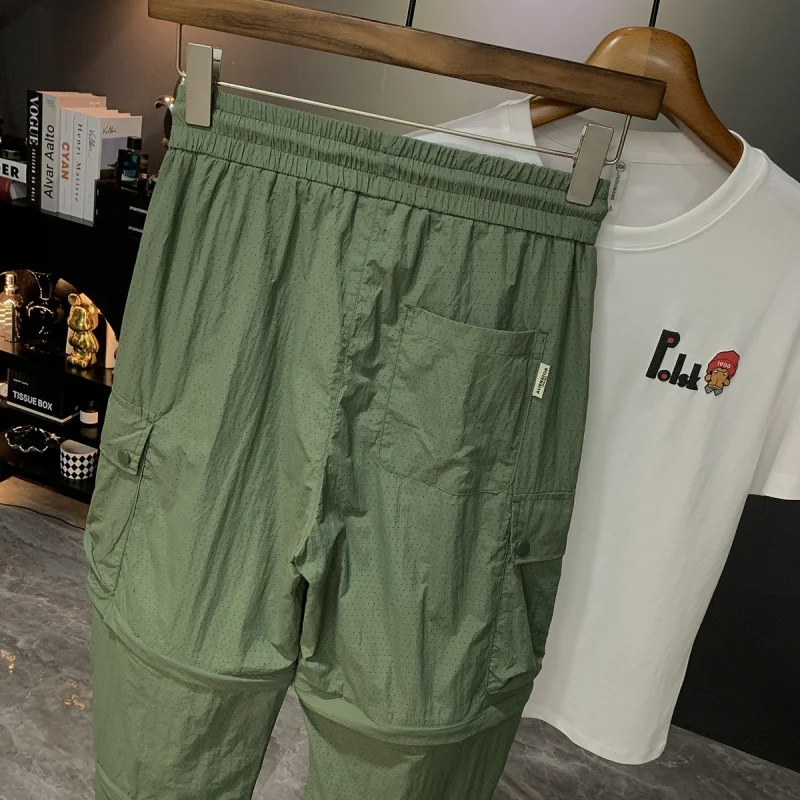 กางเกงคาร์โก้ลำลองผู้ชาย รุ่นบางเบา สำหรับฤดูร้อน ปี 2025 ทันสมัย เหมาะกับกิจกรรมกลางแจ้ง เดินป่า ใช้งานได้หลากหลาย ทรงหลวม สวมใส่สบาย ระบายอากาศได้ดี แห้งเร็ว