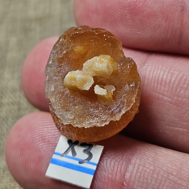 Natural agate with unique patterns, witchcraft stone meridian healing water aquarium decoration